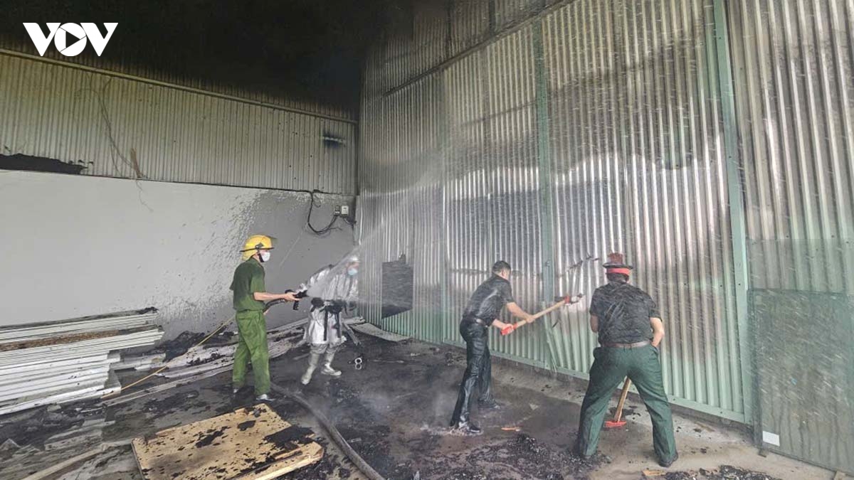 huy dong 70 chien si chua chay tai xuong go hon 1.000m2 o ha noi hinh anh 6