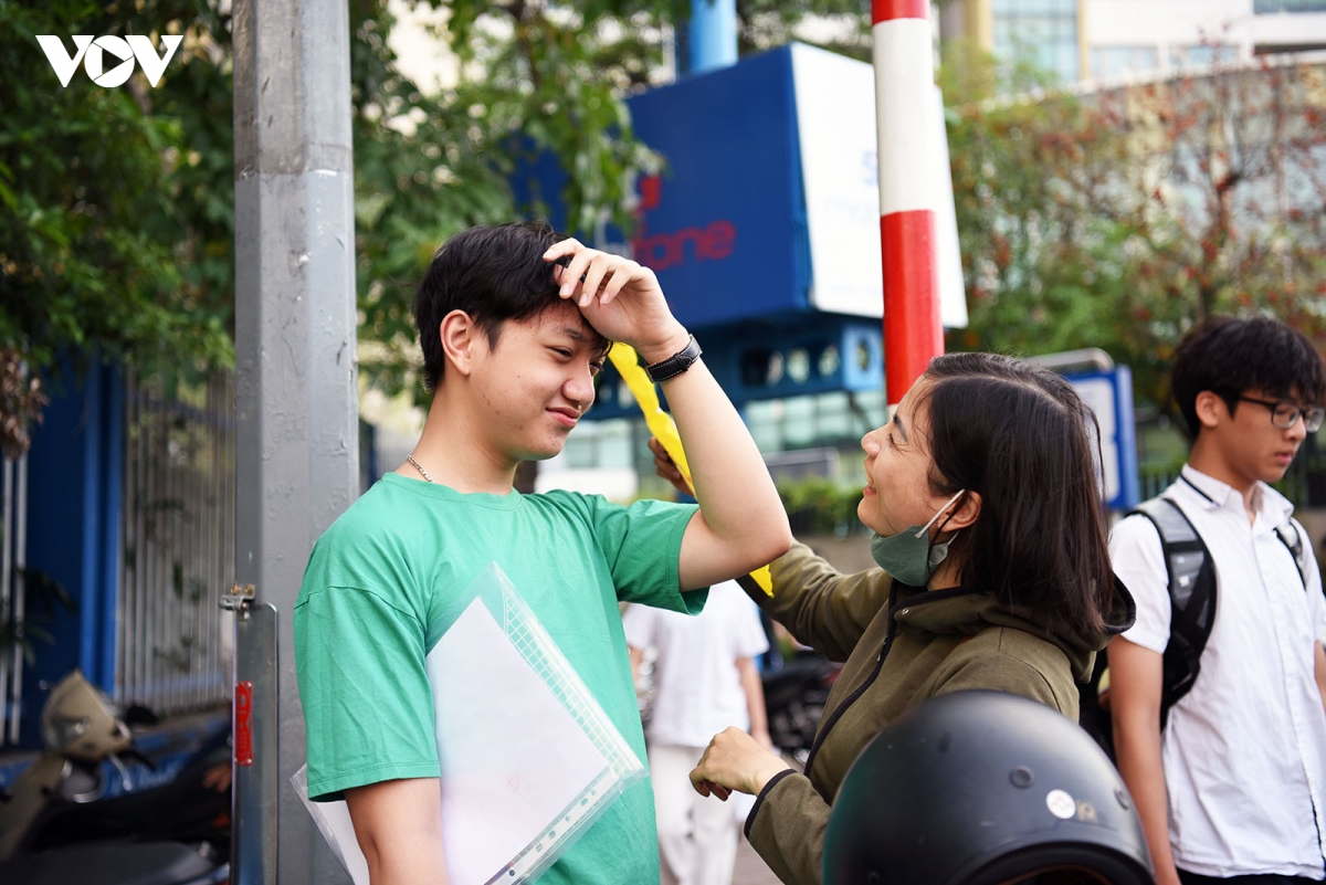 con thi vao lop 10 chuyen, phu huynh bat khoc chia se ve hanh trinh con da di qua hinh anh 9
