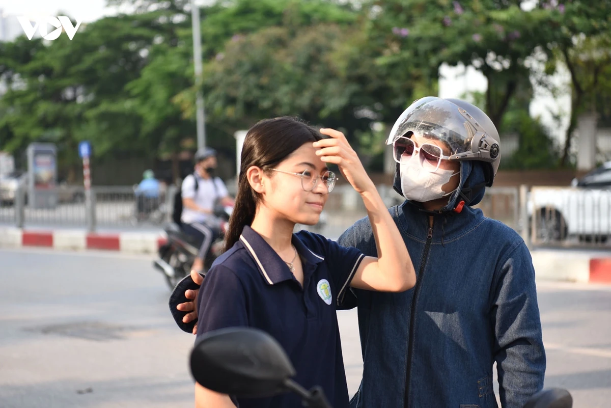 con thi vao lop 10 chuyen, phu huynh bat khoc chia se ve hanh trinh con da di qua hinh anh 10
