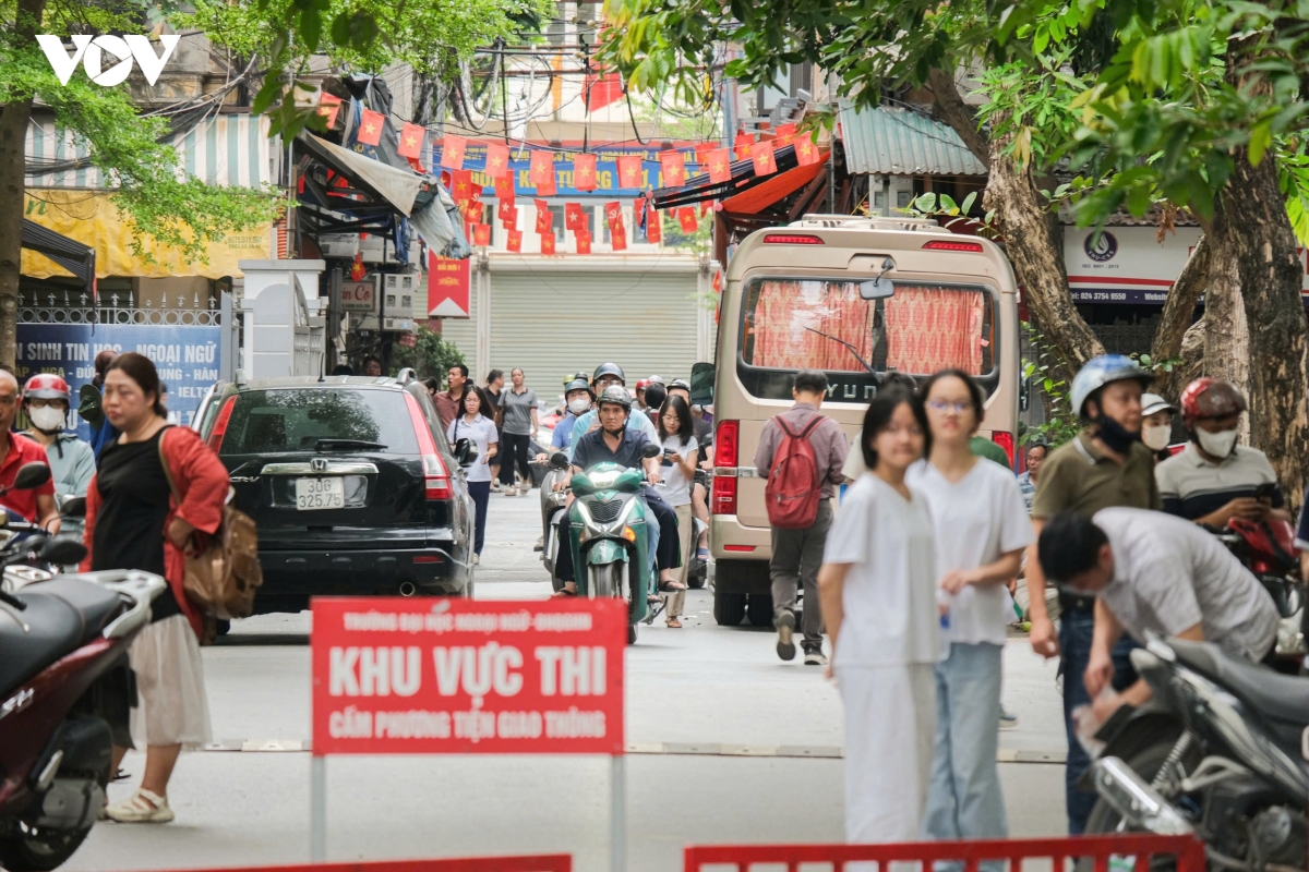 me con vuot tram cay so ra ha noi, thu suc o truong chuyen co ty le choi khung hinh anh 11