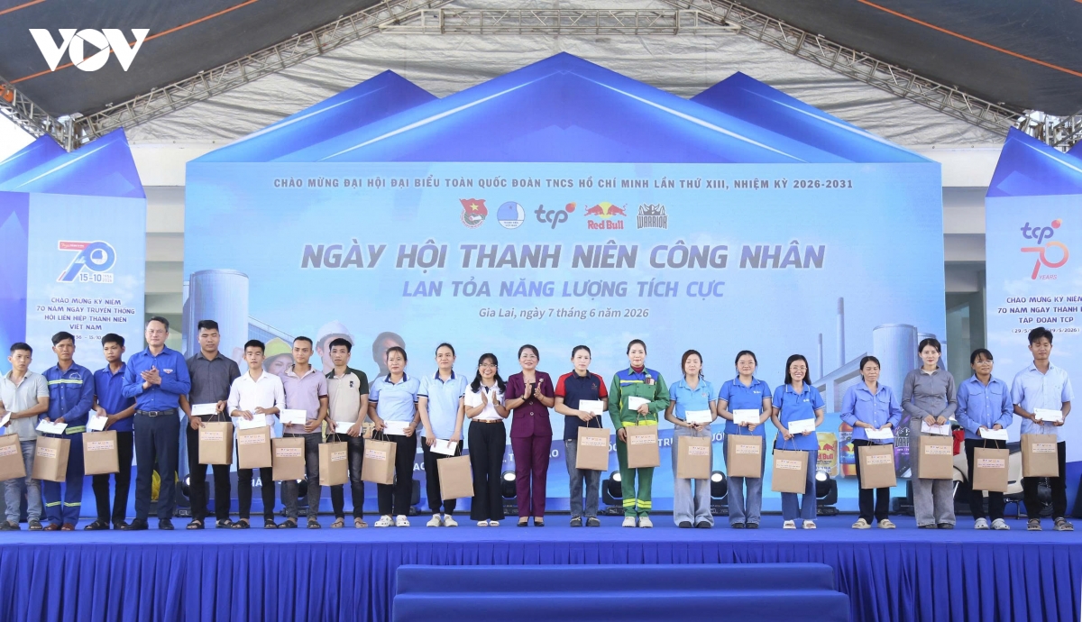 hon 1.000 cong nhan tai gia lai duoc trao qua, kham benh, cap thuoc mien phi hinh anh 1