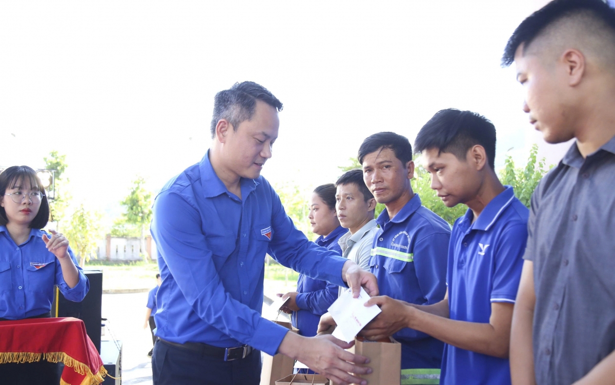 hon 1.000 cong nhan tai gia lai duoc trao qua, kham benh, cap thuoc mien phi hinh anh 2
