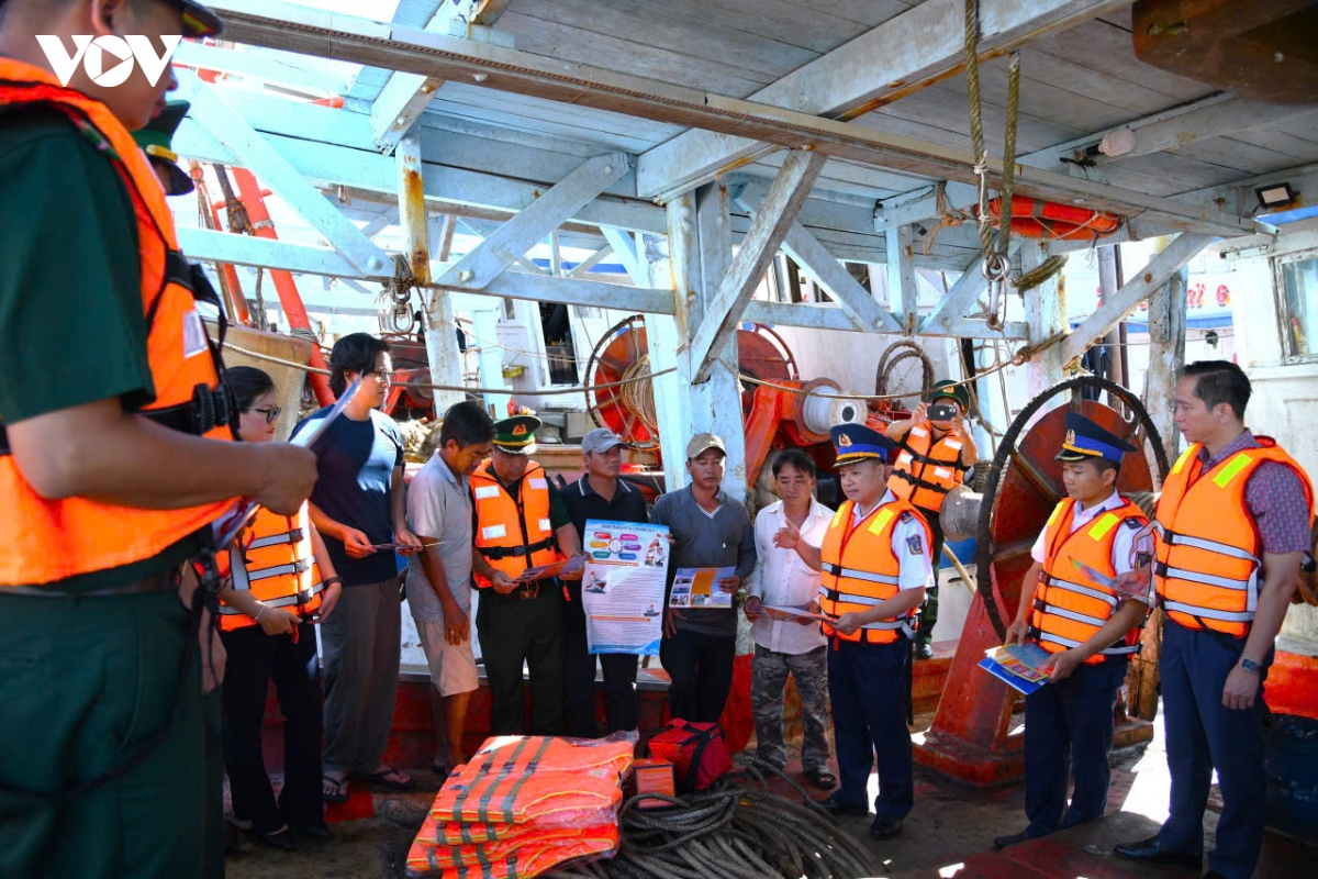 vung canh sat bien 3 den cang ca tuyen truyen go the vang iuu hinh anh 1