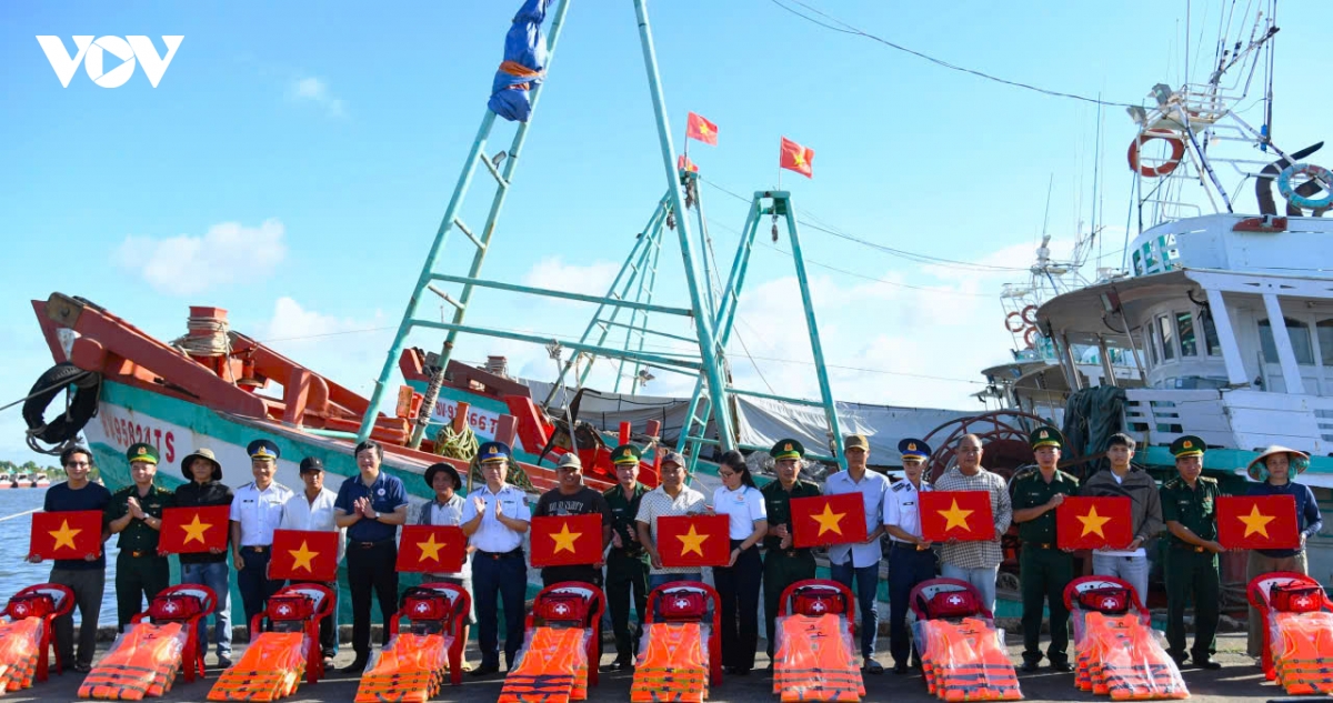 Vùng Cảnh sát biển 3 đến cảng cá tuyên truyền gỡ “thẻ vàng” IUU