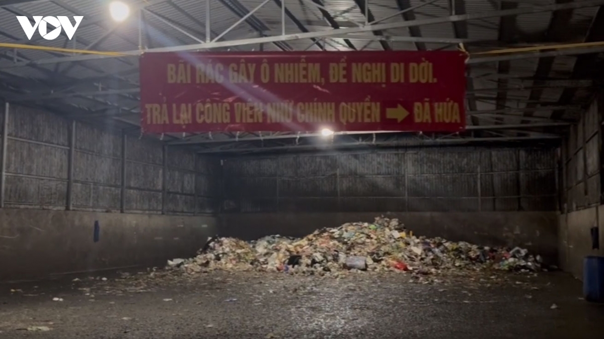 nguoi dan phuong binh duong cang bang ron, chan xe vao bai tap ket rac vi o nhiem hinh anh 1