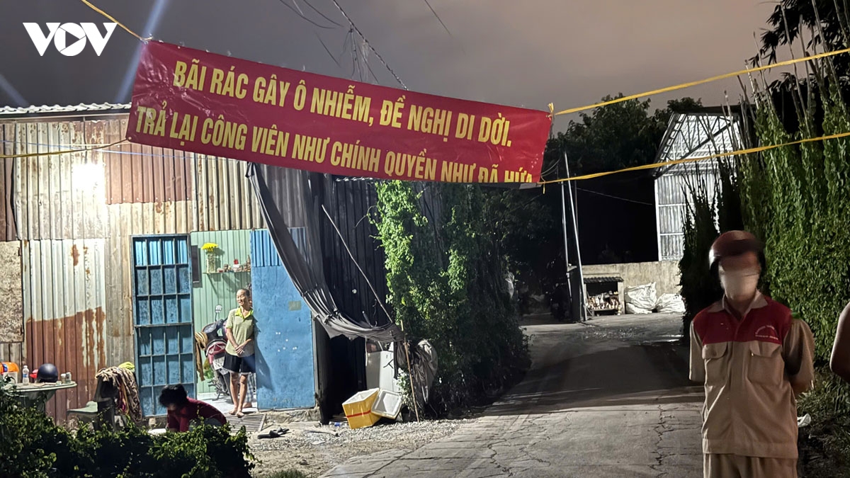 nguoi dan phuong binh duong cang bang ron, chan xe vao bai tap ket rac vi o nhiem hinh anh 2