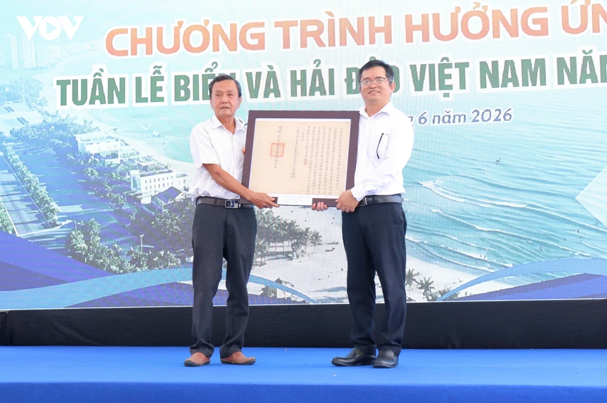 nha trung bay hoang sa tiep nhan, trung bay 7 sac bang trieu nguyen hinh anh 1