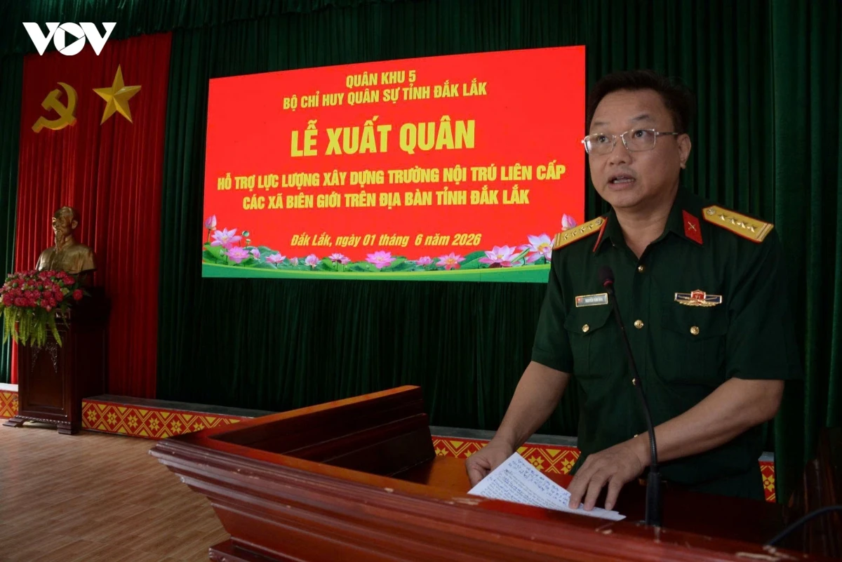 Dak lak huy dong gan 100 can bo, chien si ho tro xay truong lien cap vung bien hinh anh 2