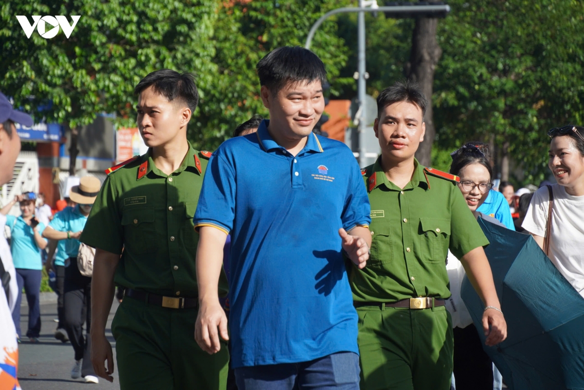 hon 5.000 nguoi di bo dong hanh ky niem 50 nam thanh pho mang ten bac hinh anh 4
