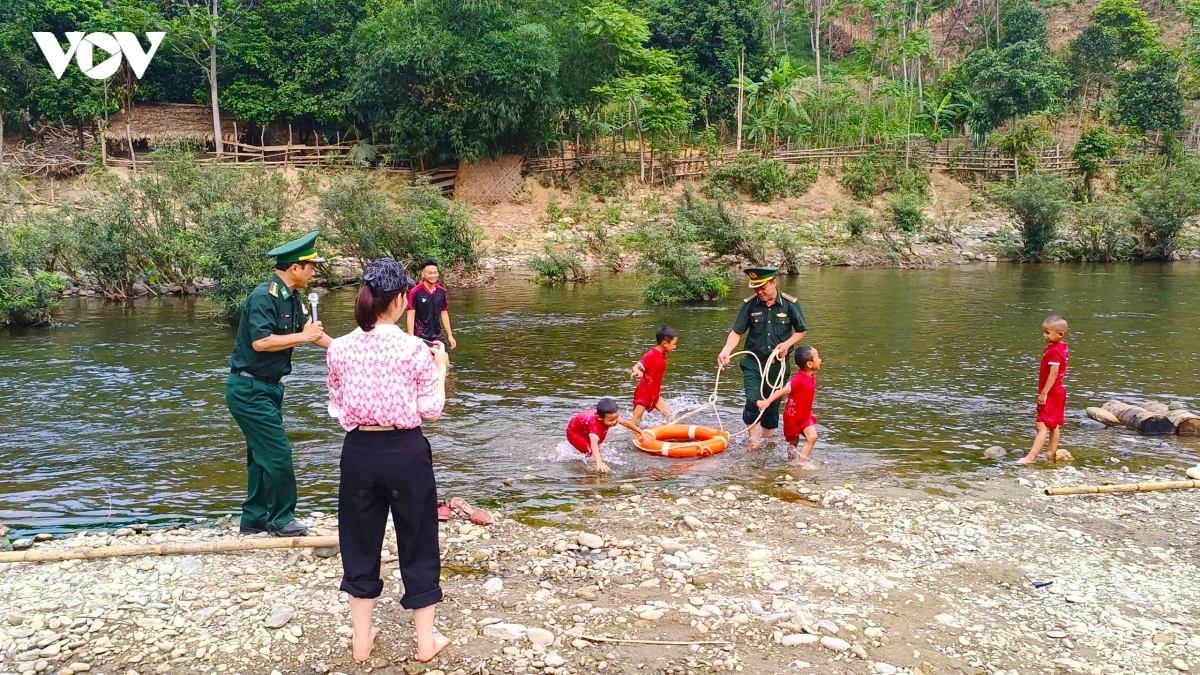 Duoi nuoc - bi kich mua he hinh anh 5