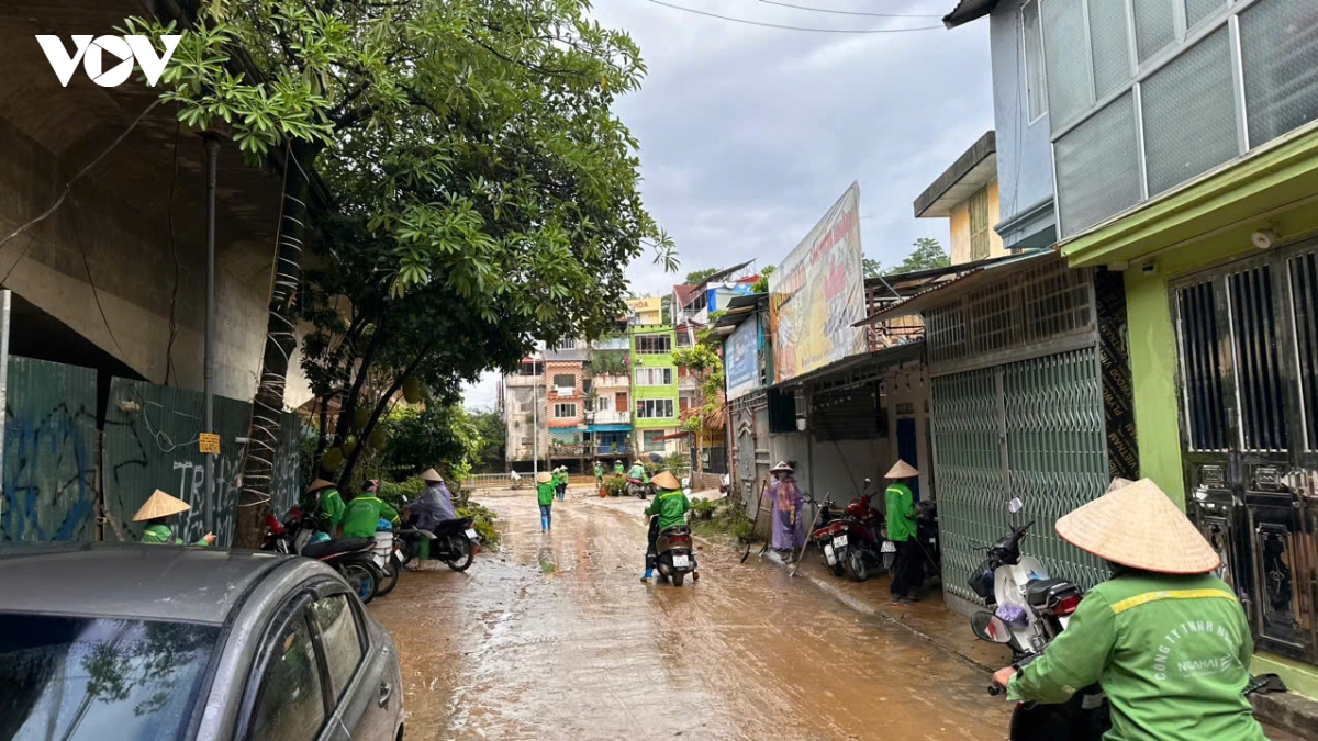 nuoc lu rut, nguoi dan cao bang khan truong don dep hinh anh 3