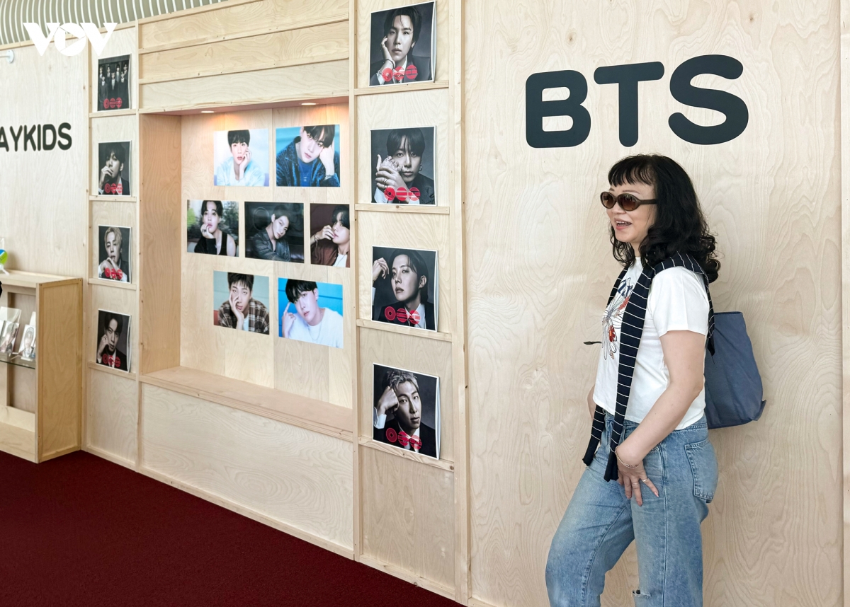 suc hut cua nhom bts giup busan, han quoc don luong khach ky luc hinh anh 2