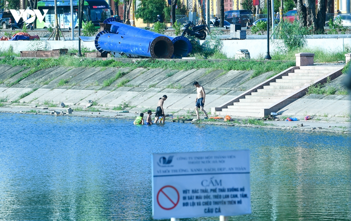 vua xay ra duoi nuoc thuong tam, nguoi dan van do ra ho linh Dam boi loi hinh anh 12