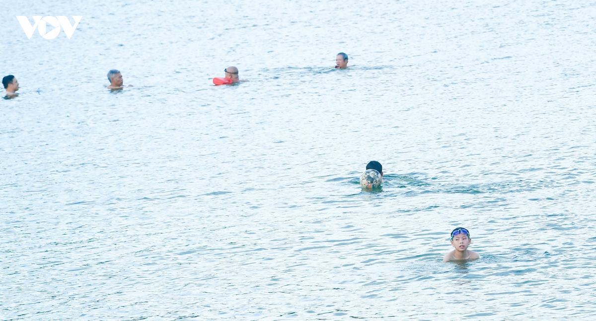 vua xay ra duoi nuoc thuong tam, nguoi dan van do ra ho linh Dam boi loi hinh anh 4