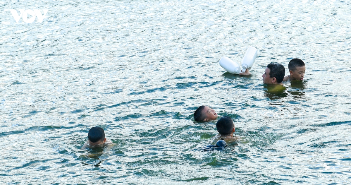 vua xay ra duoi nuoc thuong tam, nguoi dan van do ra ho linh Dam boi loi hinh anh 1