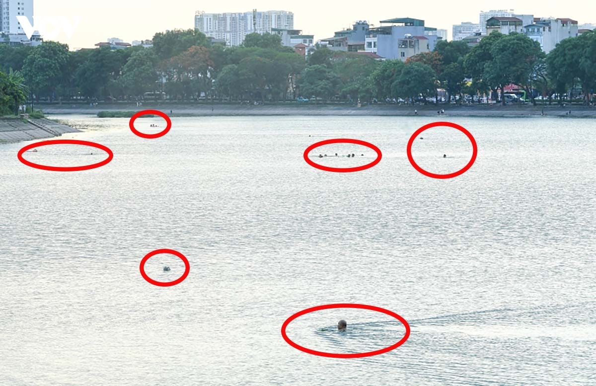 vua xay ra duoi nuoc thuong tam, nguoi dan van do ra ho linh Dam boi loi hinh anh 7