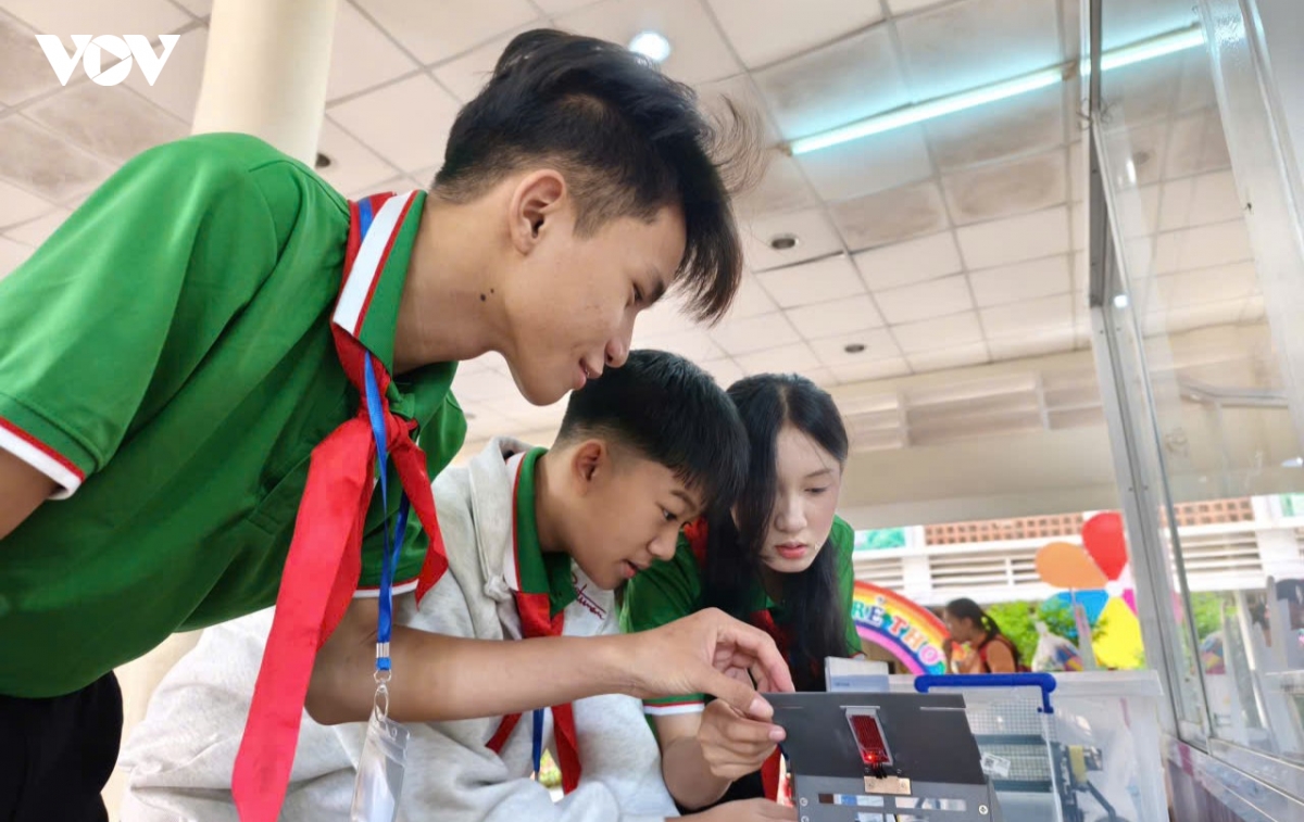 thieu nhi ca nuoc trai nghiem sang tao khoa hoc tai Da lat hinh anh 2