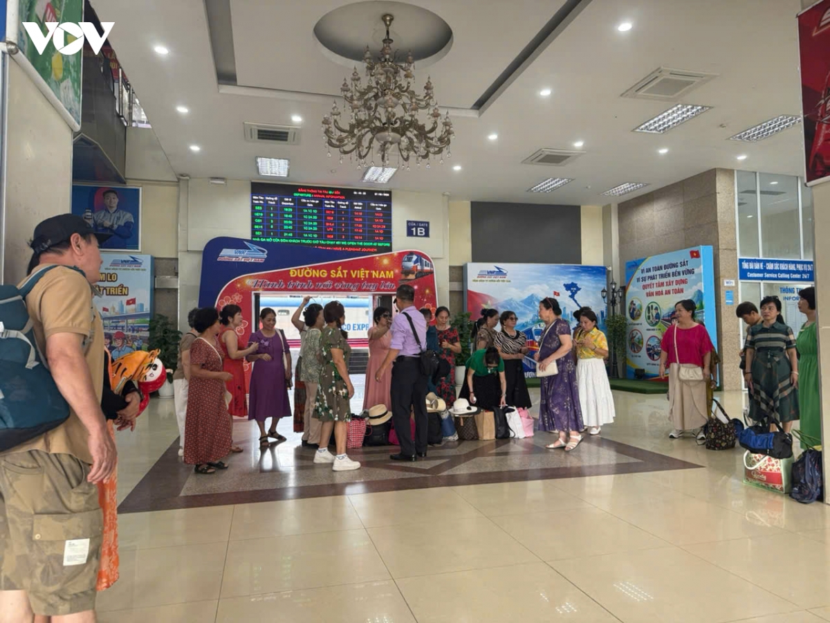 toan canh duong sat bac - nam tu ga ha noi den ga ngoc hoi hinh anh 2