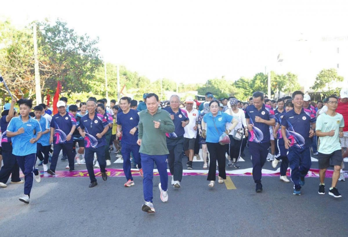 hon 4.000 nguoi tham gia giai chay chao mung 50 nam tp.hcm mang ten bac hinh anh 3