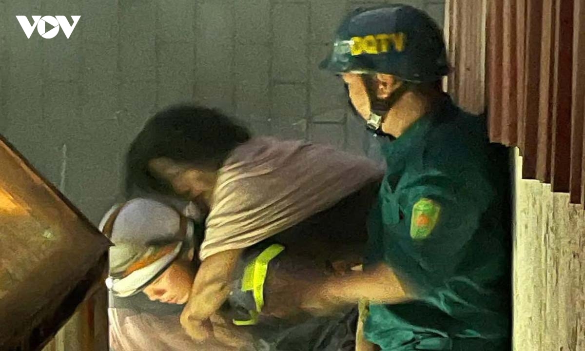 4 nguoi mac ket trong vu chay nha dan luc rang sang o ha noi hinh anh 2
