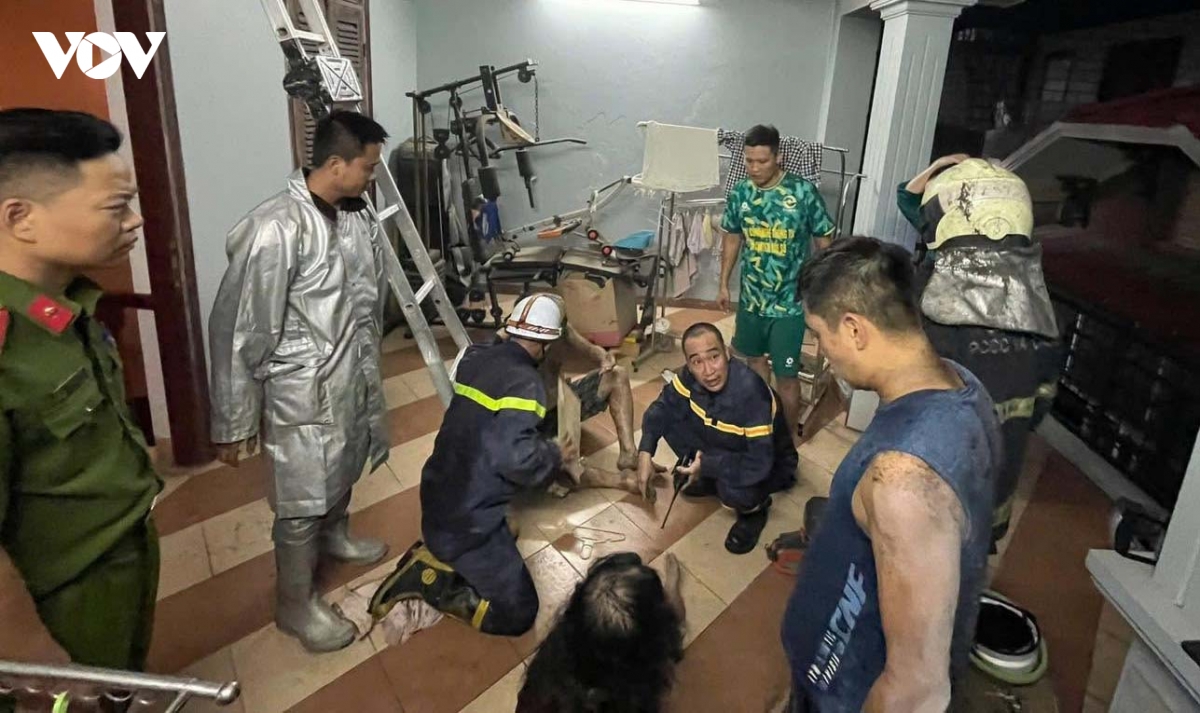 4 nguoi mac ket trong vu chay nha dan luc rang sang o ha noi hinh anh 3