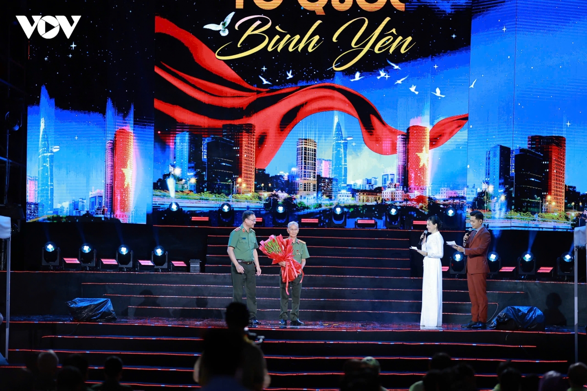 hang ngan khan gia doi mua theo doi den phut cuoi gala to quoc binh yen hinh anh 9