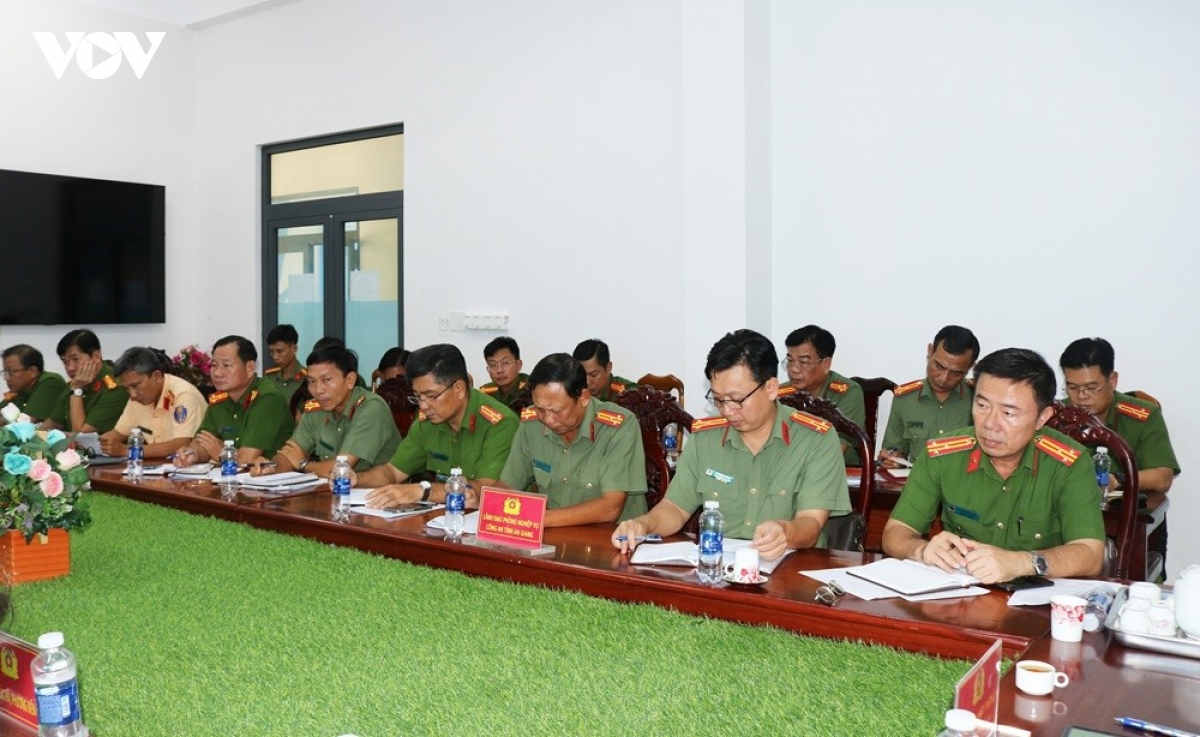 an giang quyet liet ngan chan buon lau, hang gia tren tuyen bien gioi hinh anh 2
