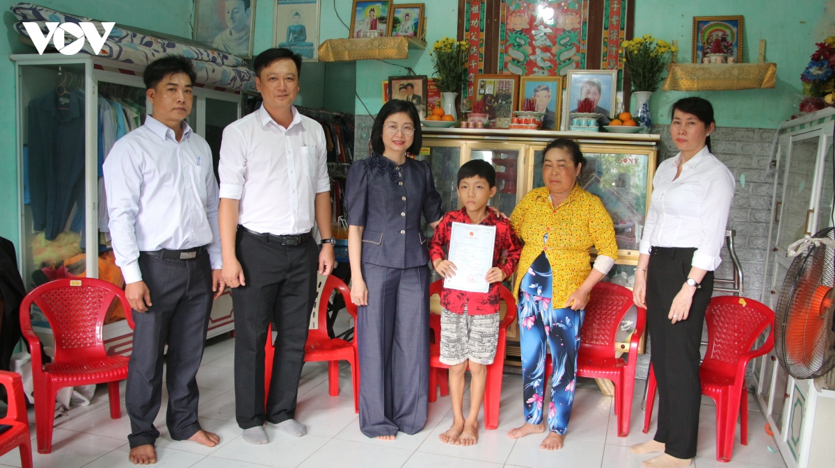 can bo den tan nha, dua dich vu cong den gan dan hinh anh 2