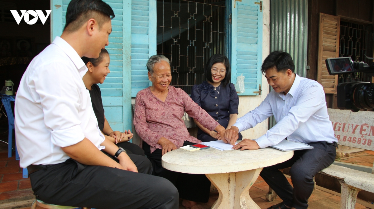 can bo den tan nha, dua dich vu cong den gan dan hinh anh 3