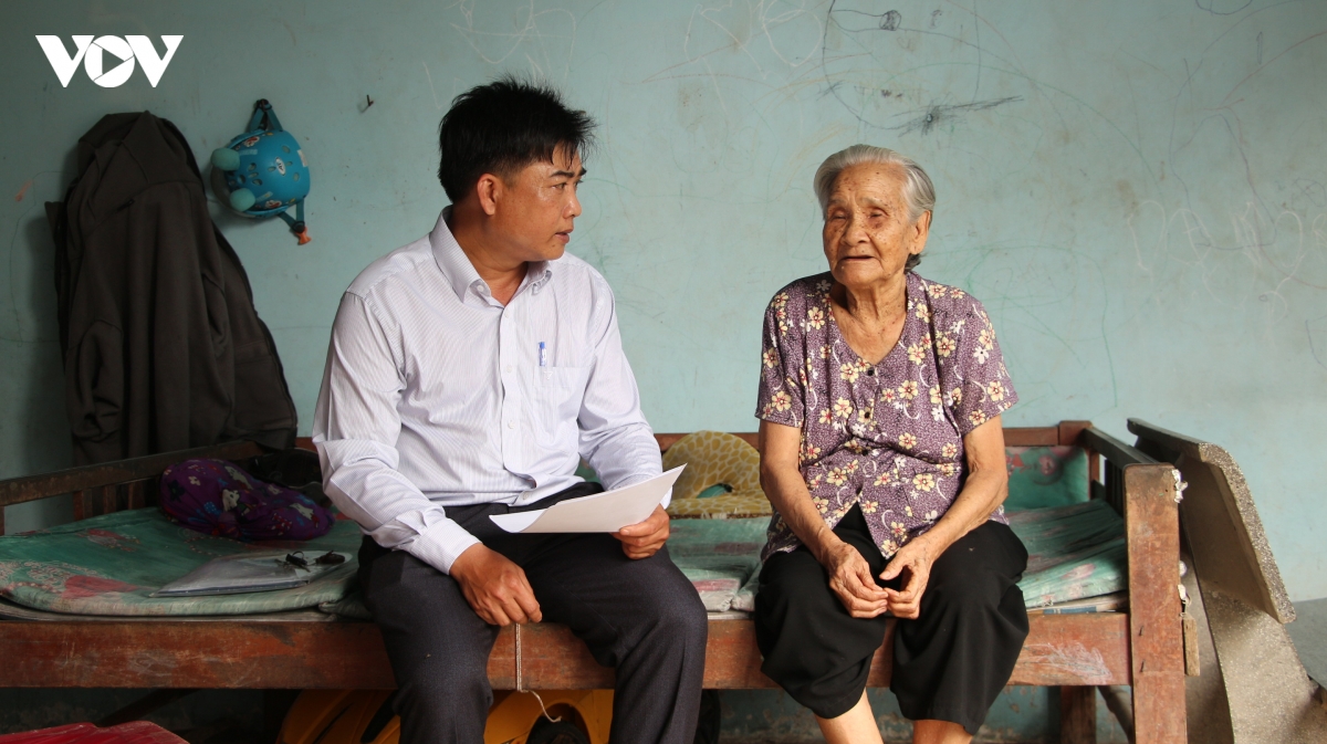 can bo den tan nha, dua dich vu cong den gan dan hinh anh 1