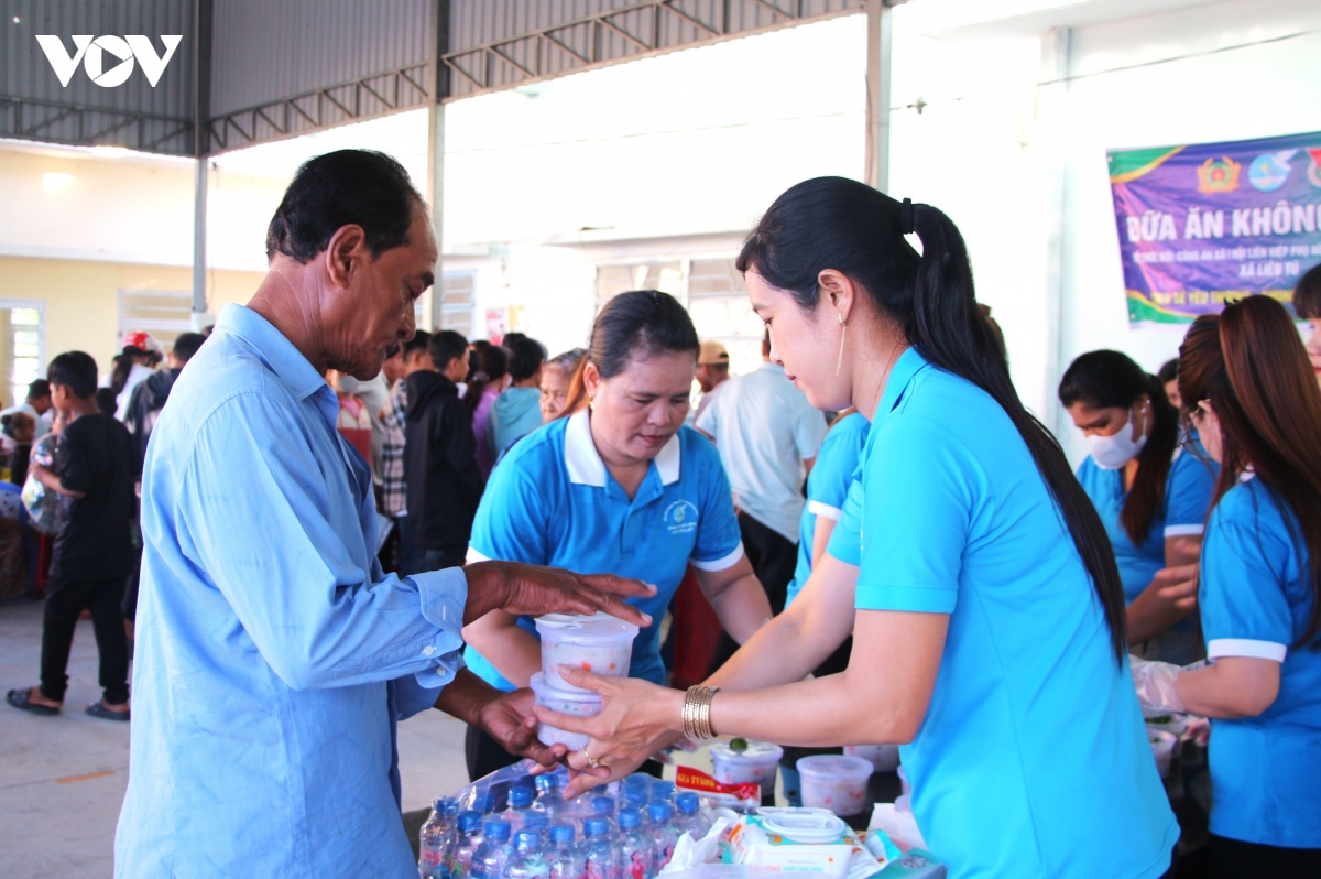  bua an 0 dong tiep suc nguoi dan lam thu tuc hanh chinh tai can tho hinh anh 4