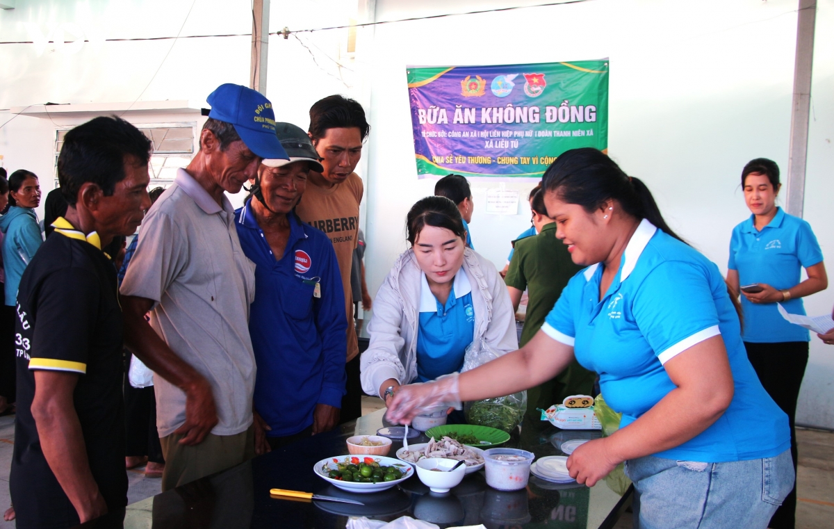  bua an 0 dong tiep suc nguoi dan lam thu tuc hanh chinh tai can tho hinh anh 1