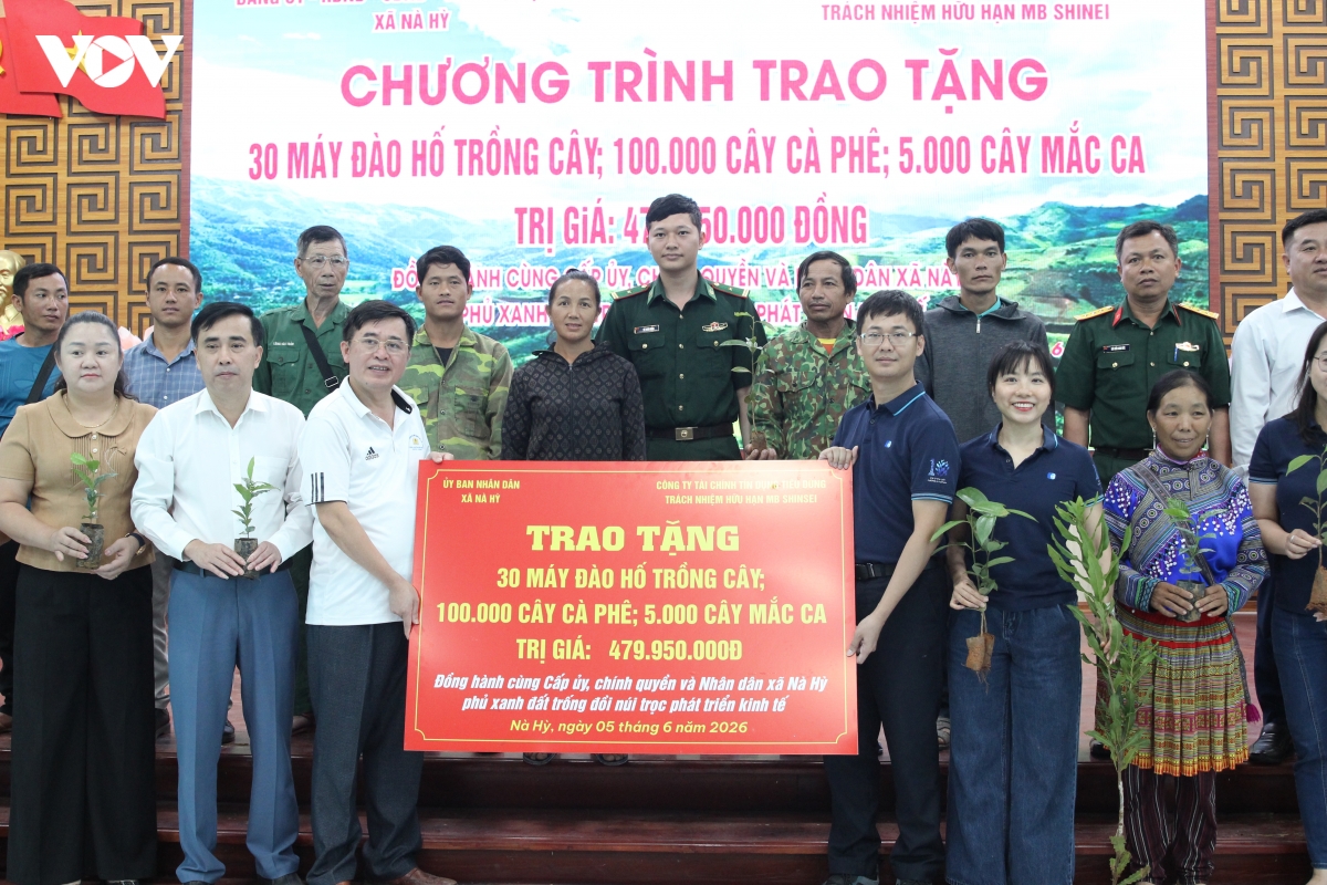trao tang cay giong ca phe, mac ca cho nguoi dan vung cao Dien bien hinh anh 1
