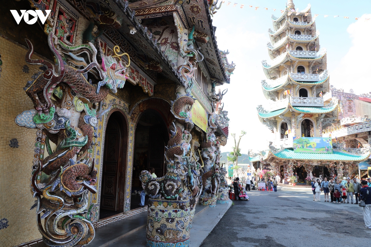 kham pha chua linh phuoc - ngoi chua nam giu 11 ky luc viet nam giua long Da lat hinh anh 7