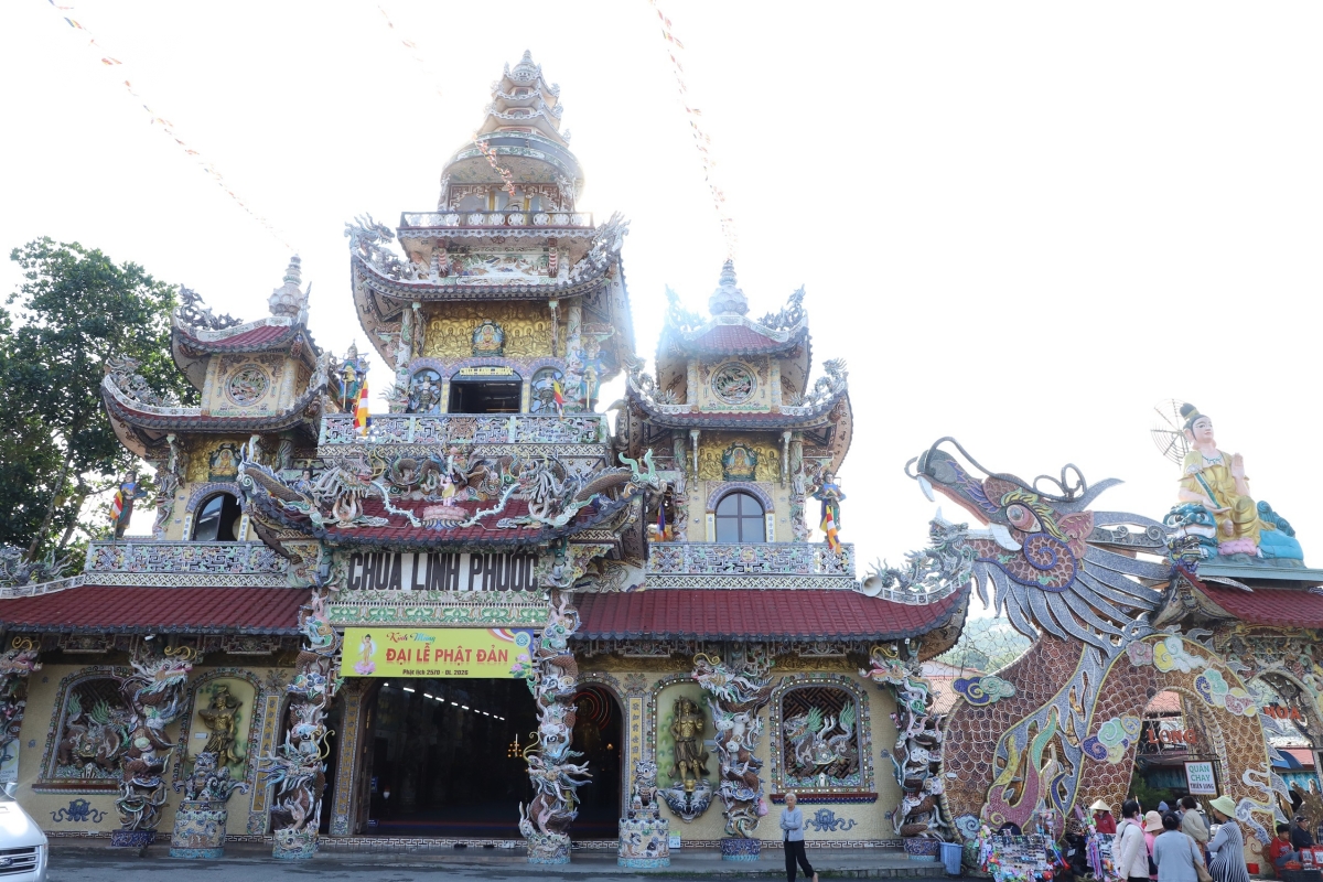 kham pha chua linh phuoc - ngoi chua nam giu 11 ky luc viet nam giua long Da lat hinh anh 2