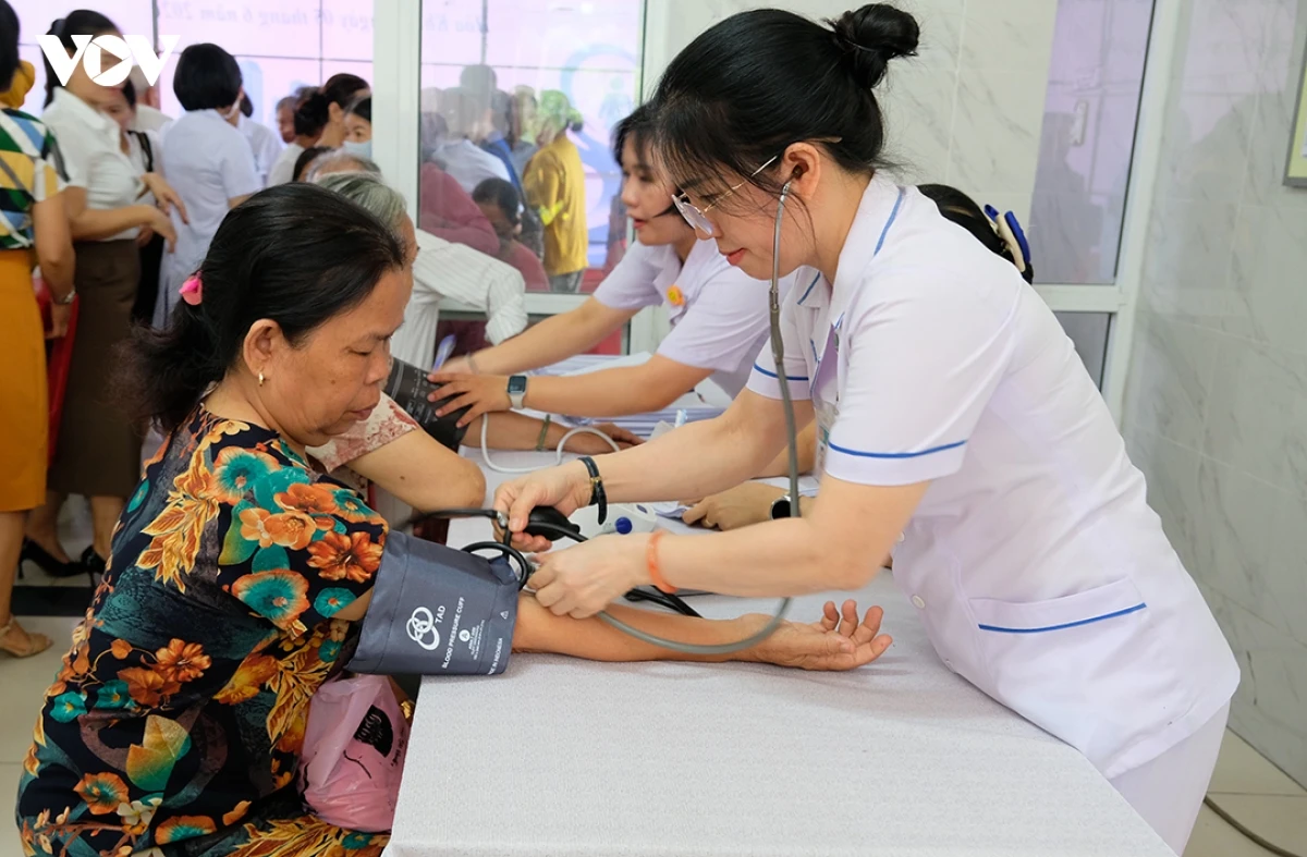 nguoi dan Da nang phan khoi duoc kham suc khoe mien phi hinh anh 3