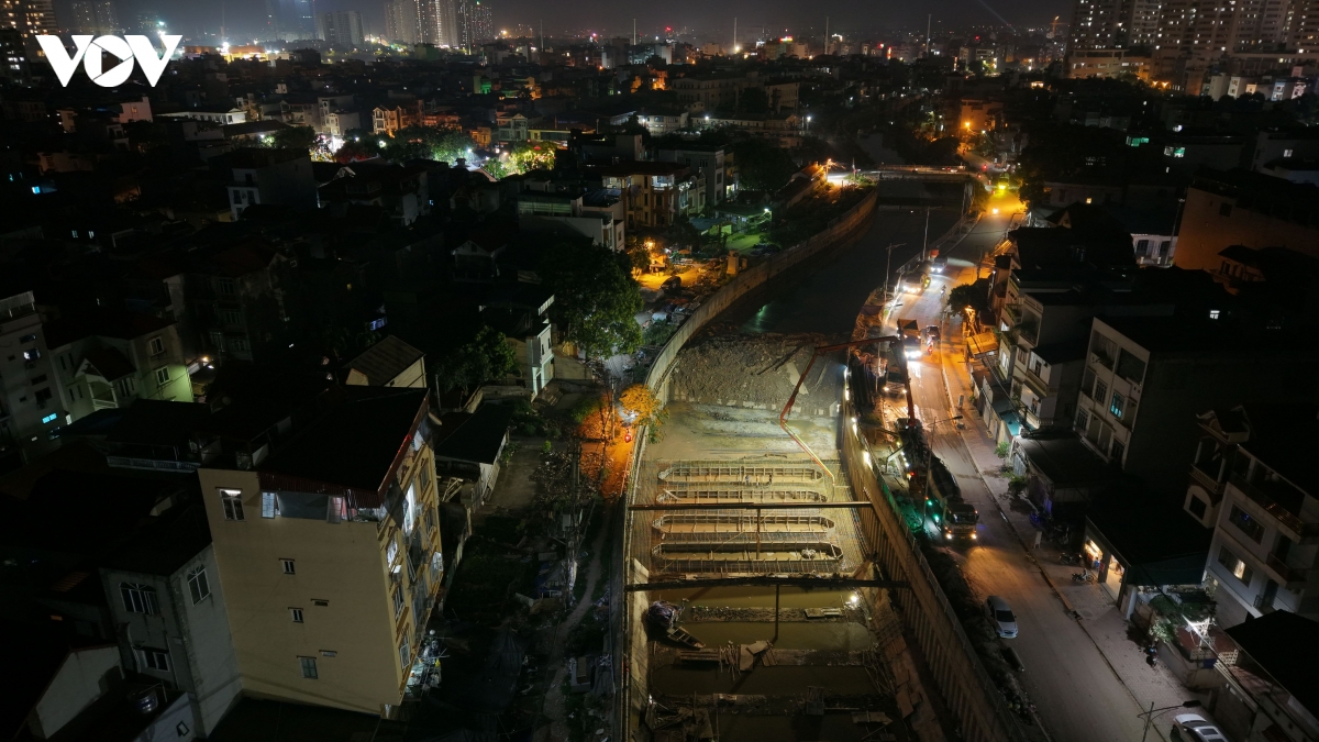 trang dem tren cong truong kenh la khe tang toc ve dich hinh anh 2