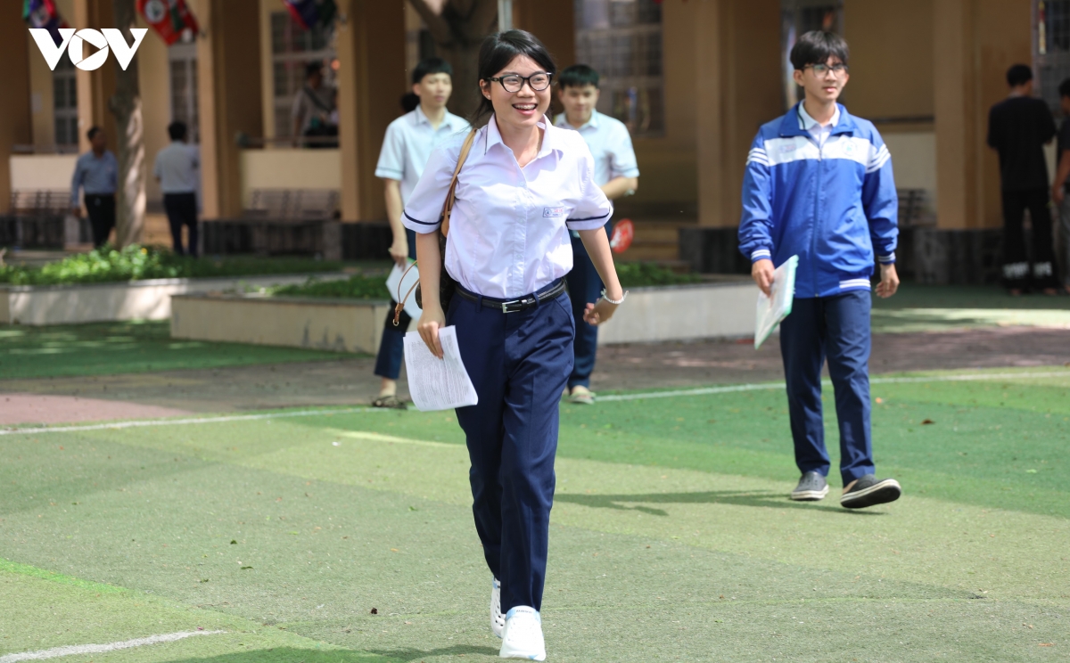 xin phep di ve sinh roi mang dien thoai vao phong thi, thi sinh bi dinh chi hinh anh 1