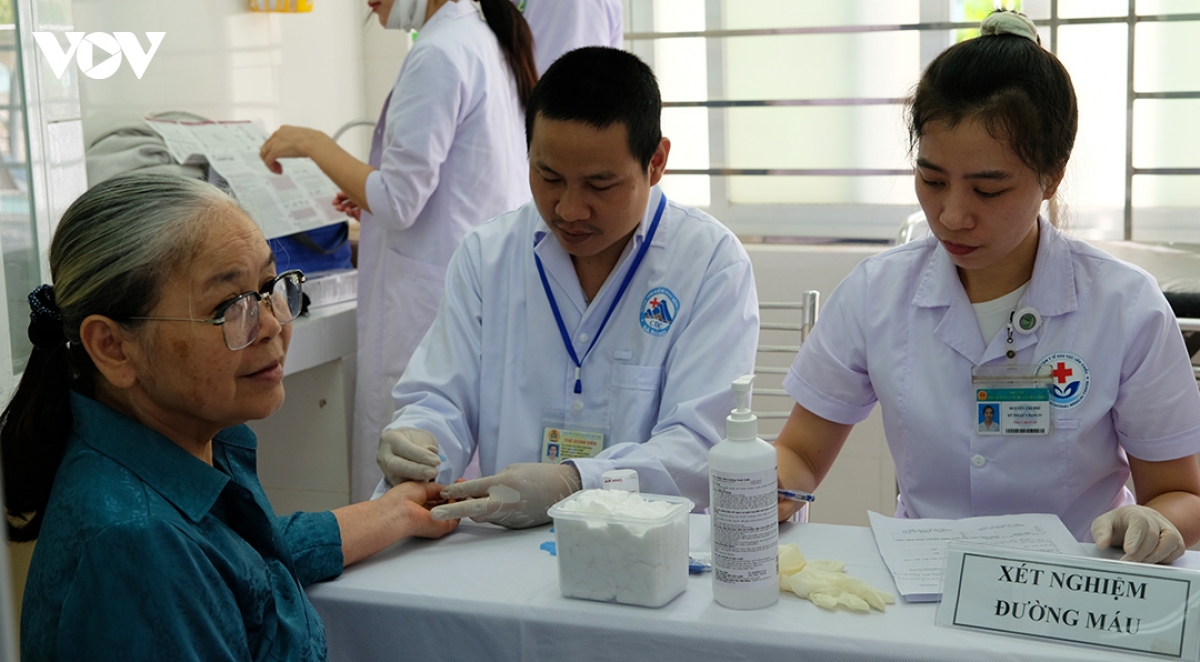nguoi dan Da nang phan khoi duoc kham suc khoe mien phi hinh anh 4