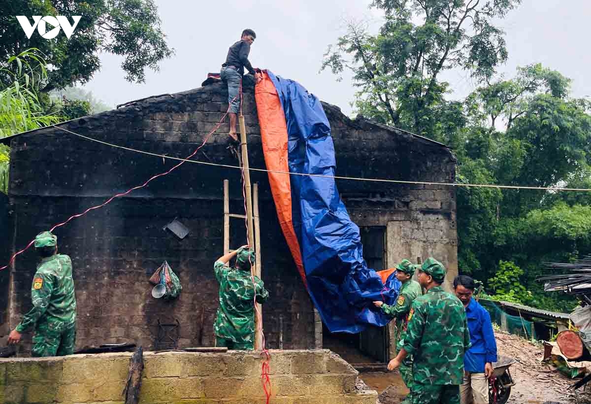 Biên phòng Lai Châu hỗ trợ người dân khắc phục hậu quả mưa giông, sạt lở
