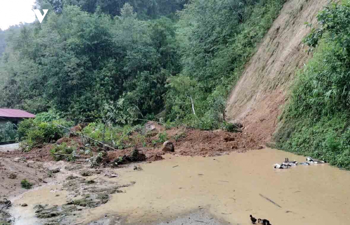 bien phong lai chau ho tro nguoi dan khac phuc hau qua mua giong, sat lo hinh anh 3