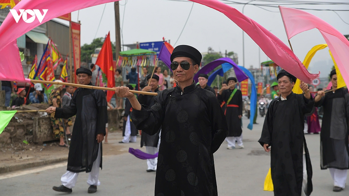 cuoi nga nghieng xem trai lang thi bat vit tai le hoi truyen thong Dinh chem hinh anh 2