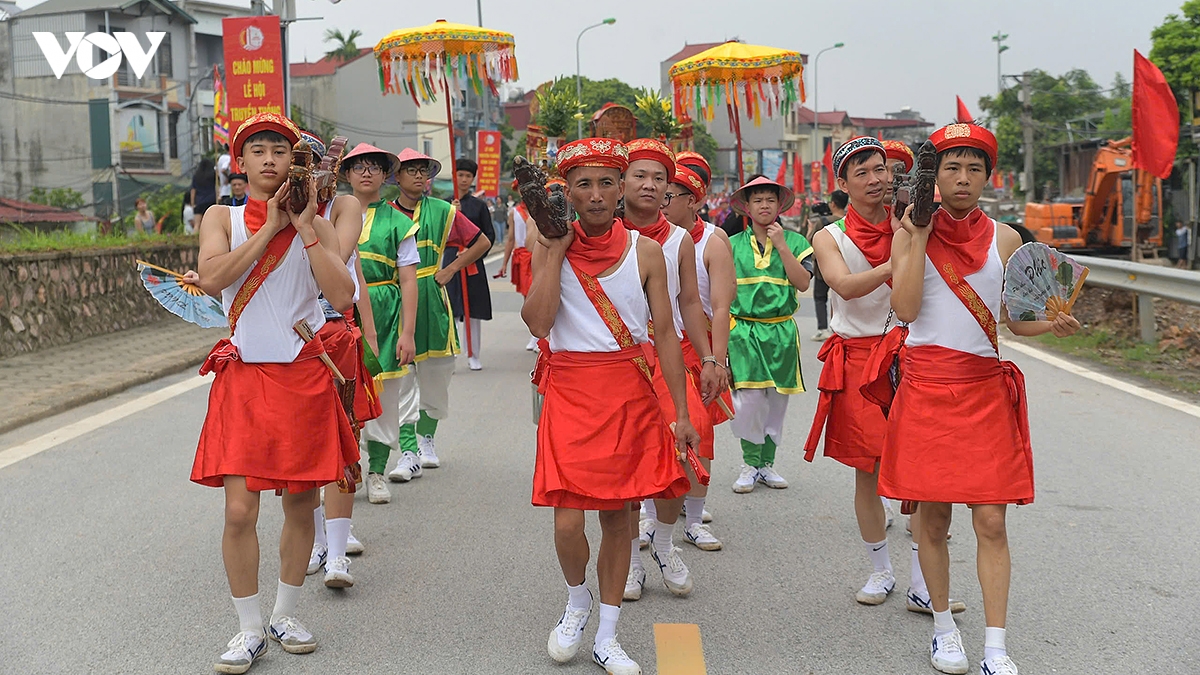 cuoi nga nghieng xem trai lang thi bat vit tai le hoi truyen thong Dinh chem hinh anh 1