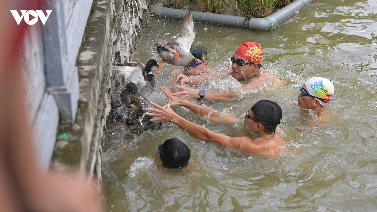 cuoi nga nghieng xem trai lang thi bat vit tai le hoi truyen thong Dinh chem hinh anh 14