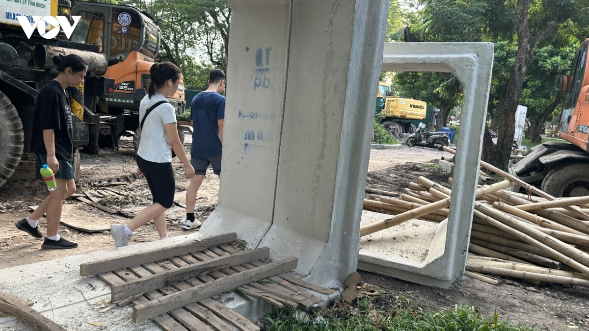 lo cot thi cong chong ngap trong cong vien thong nhat can tro loi di cua dan hinh anh 3