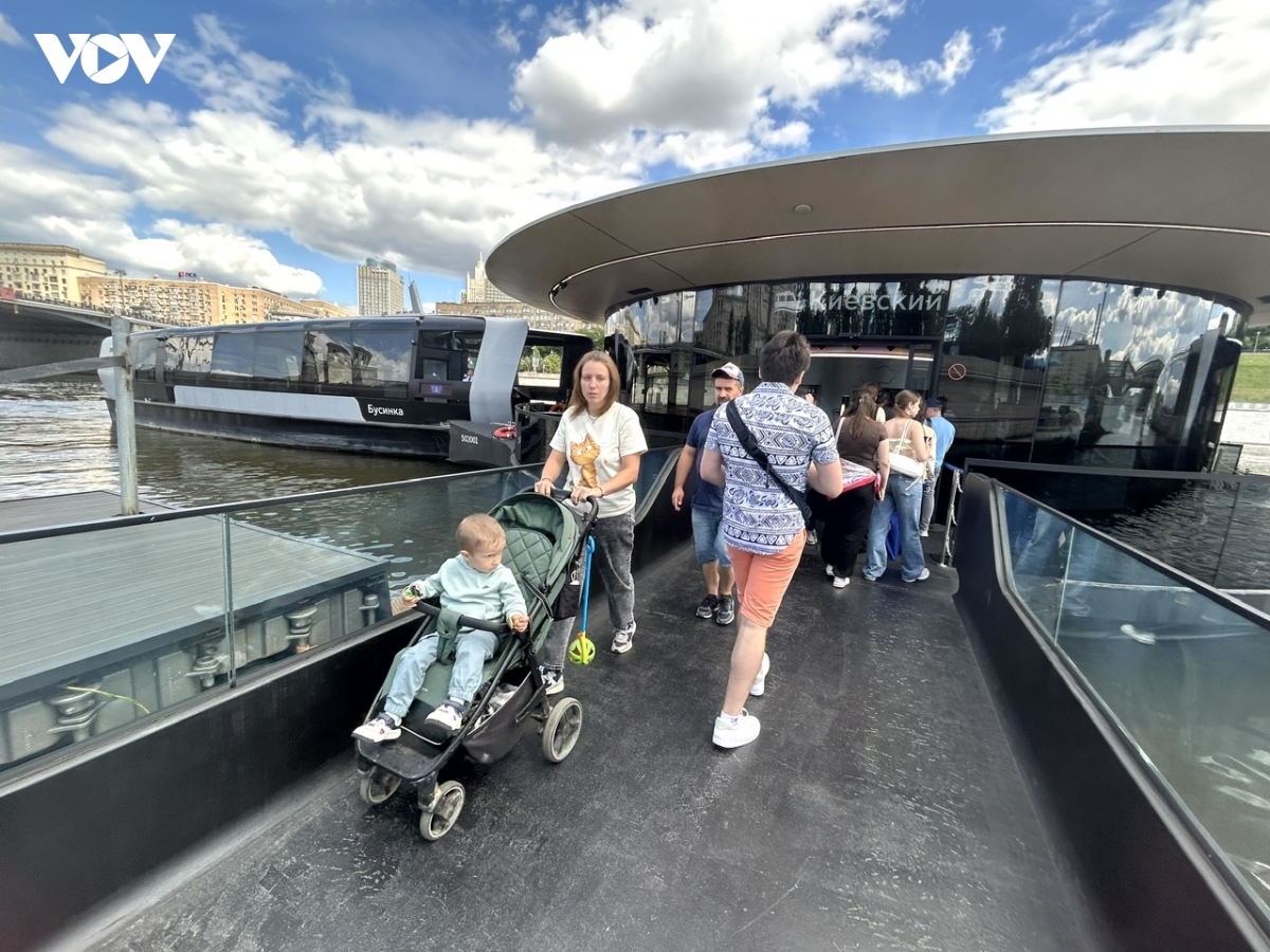 tau dien chay tren song hoat dong quanh nam - dau an dac trung cua moscow hinh anh 2