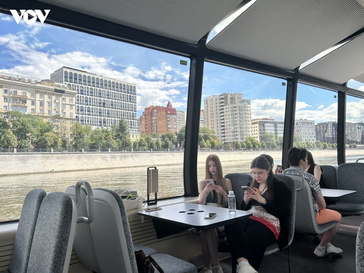 tau dien chay tren song hoat dong quanh nam - dau an dac trung cua moscow hinh anh 3