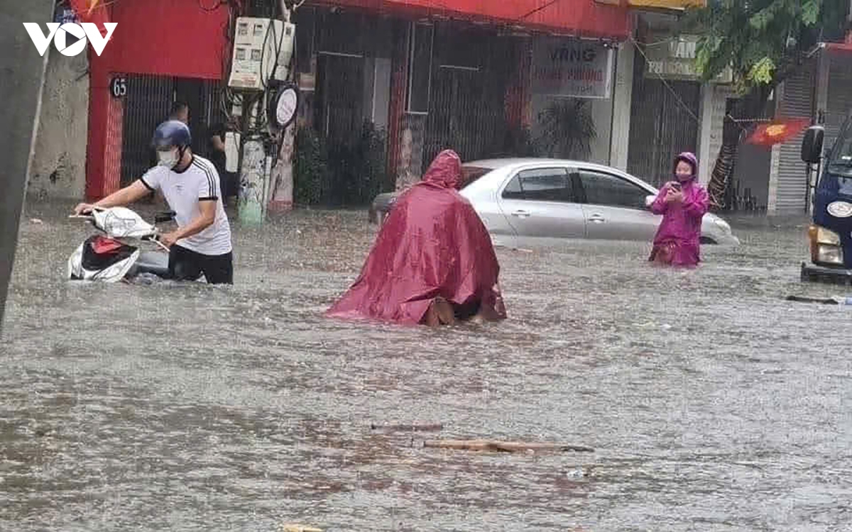 Mưa lớn kéo dài, nhiều tuyến đường ngập sâu ở Hải Phòng