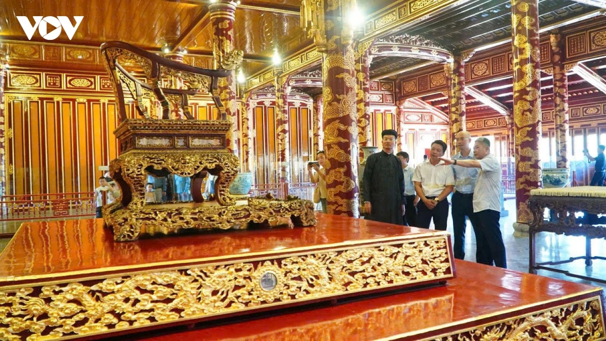 bao vat quoc gia ngai vua trieu nguyen duoc phuc che, trung bay tai dien thai hoa hinh anh 1