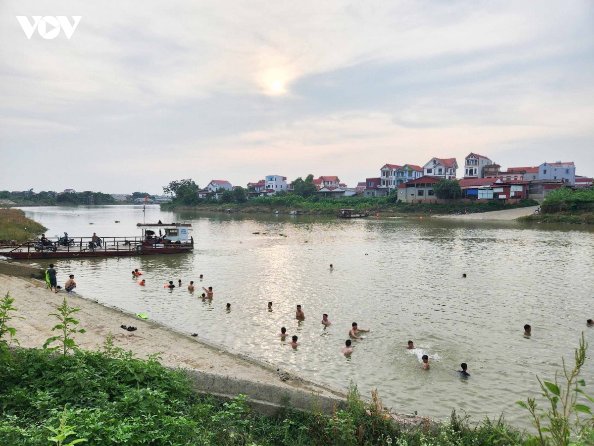 canh bao nguy hiem tu cac bai tam tu phat tren song o bac ninh hinh anh 1